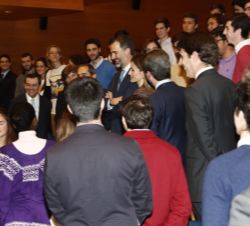 Don Felipe y Doña Letizia conversan con los trabajadores y voluntarios del Museo