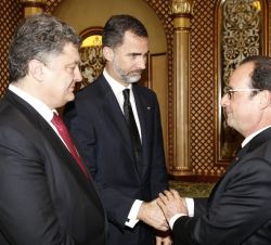 Su Majestad el Rey saluda al presidente de la República Francesa, François Hollande; en presencia del presidente de la República de Ucrania, Petro Por