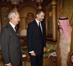 Don Felipe y el ministro Morenés, con el Rey Salman