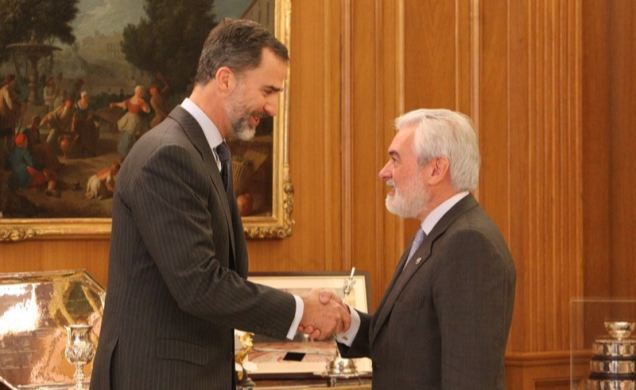 Su Majestad el Rey recibe el saludo del director de la Real Academia Española, Darío Villanueva