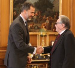 Su Majestad el Rey recibe el saludo del director de la Real Academia de Bellas Artes de San Fernando, Fernando de Terán