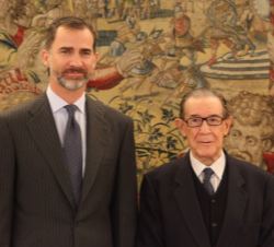Don Felipe, con el presidente de la Real Academia de Ciencias Morales y Políticas, Juan Velarde 