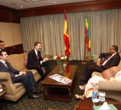 Su Majestad el Rey durante el encuentro que mantuvo con el Primer Ministro de Etiopía, Hailemariam Desalegn