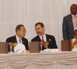 Su Majestad el Rey conversa con el secretario general de las Naciones Unidas (ONU), Ban Ki-Moon, en el transcurso de la cena ofrecida por el Primer Mi