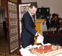 Su Majestad el Rey corta la tarta con la que las autoridades etíopes le obsequiaron con motivo de su 47º cumpleaños