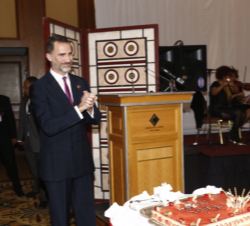 Don Felipe agradece a las autoridades presentes en la cena su detalle con motivo de su 47º aniversario