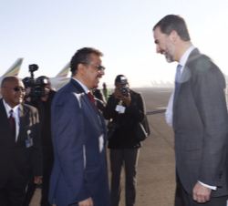 Don Felipe es recibido a su llegada a Etiopía por el ministro de Asuntos Exteriores de Etiopía, Tedros Adhanom Ghebreyesus.
