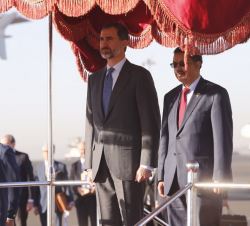 El Rey y el ministro de Asuntos Exteriores de Etiopía, Tedros Adhanom Ghebreyesus, durante la interpretación de los himnos nacionales.