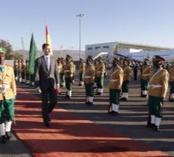 Don Felipe pasa revista a las tropas que rendían honores.