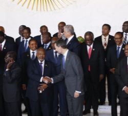 Saludo entre Su Majestad el Rey y el Presidente de Djibuti, Ismaïl Omar Guelleh, durante la fotografía oficial de los Jefes de Estado y de Gobierno.