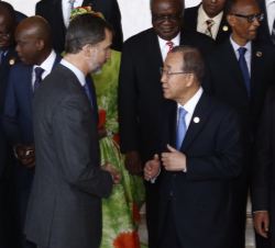 Su Majestad el Rey conversa con el el Secretario General de las Naciones Unidas, Ban Ki-moon, durante la fotografía oficial de los Jefes de Estado y d