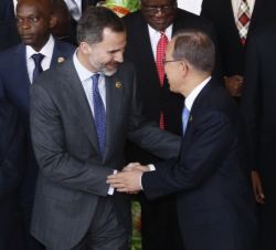 Saludo entre Don Felipe y el Secretario General de las Naciones Unidas, Ban Ki-moon, durante la fotografía oficial de los Jefes de Estado y de Gobiern