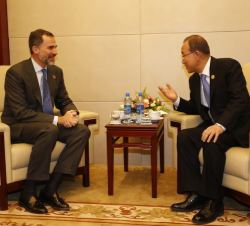 Su Majestad el Rey con el Secretario General de las Naciones Unidas, Ban Ki-moon, durante el encuentro que mantuvieron.