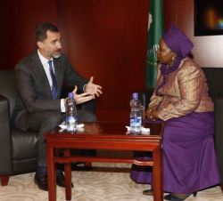 Su Majestad el Rey con la Presidenta de la Comisión de la Unión Africana, Nkosozama Dlamini-Zuma, durante el encuentro que mantuvieron.