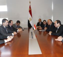 Su Majestad el Rey conversa con el Presidente de Egipto, Abdelfatah Al-Sisi, acompañados de sus respectivas delegaciones.