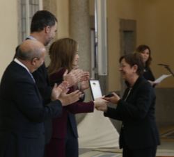 La Reina entrega el premio a Cecilia Bartolomé.