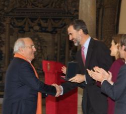 El Rey entrega el premio a Eduardo Cardenal.