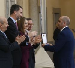 Los Reyes y las autoridades aplauden al alcalde de la Unión y presidente ejecutivo de la Fundación del Cante de Las Minas, Julio García Segarra, quien