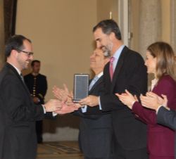 El Rey entrega a Gabriel Andrés Pérez Barreiro el premio concedido a Patricia Phelps de Cisneros.