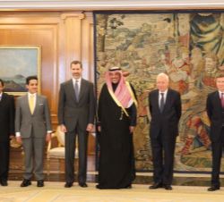 El Rey y el ministro de Asuntos Exteriores y de Cooperación español, con el vicepresidente primero del Gobierno y ministro de Asuntos Exteriores de Ku
