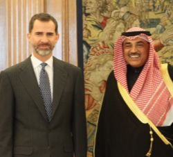Don Felipe, con el vicepresidente primero del Gobierno y ministro de Asuntos Exteriores de Kuwait, el Jeque Sabah Khaled Al-Hamad Al-Sabah.
