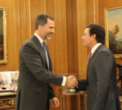 Su Majestad el Rey recibe el saludo del presidente ejecutivo de Ford Company, Mark Fields