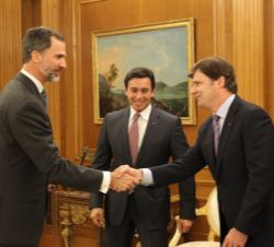 Don Felipe recibe el saludo del presidente de Ford Europa, Jim Farley