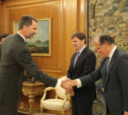 Su Majestad el Rey es saludado por el presidente de Ford España, José Manuel Machado