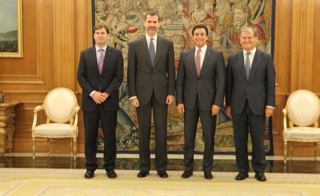 Don Felipe acompañado por el presidente ejecutivo de Ford Motor Company, el presidente de Ford Europa y el presidente de Ford España
