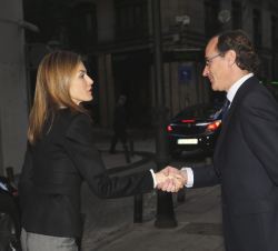 Su Majestad la Reina recibe, a su llegada, el saludo de Alfonso Alonso, ministro de Sanidad, Servicios Sociales e Igualdad