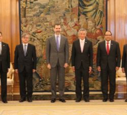 Don Felipe, el primer ministro de Singapur, el ministro de la Oficina del Primer Ministro y Viceministro del Interior y de Comercio e Industria de la 