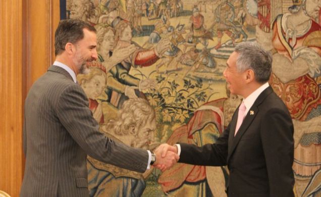 Su Majestad el Rey recibe el saludo del primer ministro de Singapur, Lee Hsien Loong.