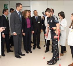 Sus Majestades los Reyes observan el funcionamieto del exoesqueleto