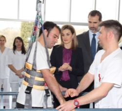 Los Reyes en la sala de fisioterapia durante una sesión de rehabilitación con arnés