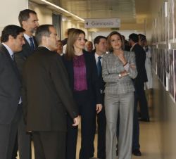 Sus Majestades los Reyes  durante su visita a la exposición fotográfica "El Hospital Nacional de Parapléjicos: 40 años en imágenes"