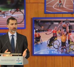 Su Majestad el Rey durante su intervención en el acto conmemorativo del 40º aniversario del Hospital Nacional de Parapléjicos
