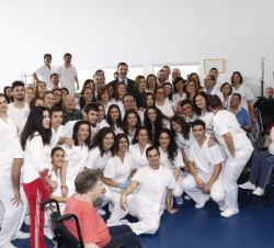 Fotografía de grupo de Sus Majestades los Reyes con una representación de los empleados del Hospital Nacional de Parapléjicos