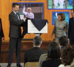 Don Felipe en presencia de Doña Letizia y de la presidenta de la Junta de Comunidades de Castilla-La Mancha y el ministro de Sanidad, Servicios Social