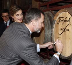 Don Felipe firma en una barrica conmemorativa del centenario de Freixenet.