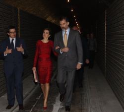 Los Reyes atienden a las explicaciones del director de Producción de Freixenet, Josep Palau.