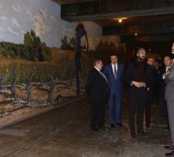 Don Felipe y Doña Letizia, con David Gómez, trabajador de Freixenet y autor del mural "Cuatro Estaciones".
