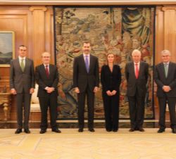 Don Felipe, junto a la Sra. Mogherini, el ministro García-Margallo, el embajador Dastis, el jefe de la Representación de la C.E. en España, Francisco 