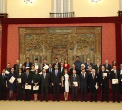 Sus Majestades los Reyes y el ministro de Educación, Cultura y Deporte, con los premiados.