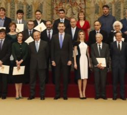 Sus Majestades los Reyes y el ministro de Educación, Cultura y Deporte, con los premiados.