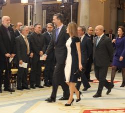 Los Reyes entran en el Patio de los Borbones acompañados por las autoridades que les recibieron a su llegada.