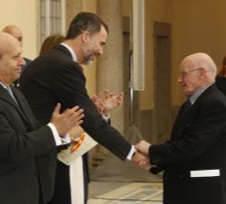 El Rey felicita a Manuel Álvarez Torneiro, Premio Nacional de Literatura Modalidad Poesía 2013.
