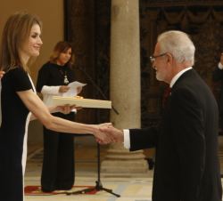 La Reina entrega a José María Merino el Premio Nacional de Literatura Modalidad Narrativa 2013. 