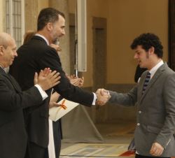 El Rey entrega a Unai Velasco el Premio Nacional de Literatura Modalidad Poesía Joven “Miguel Hernández” 2013.