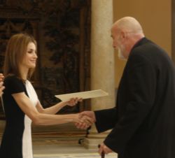 La Reina entrega a César Mallorquí el Premio Nacional de Literatura Infantil y Juvenil 2013.