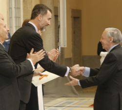 El Rey entrega a José Ángel Sánchez Asiaín el Premio Nacional Historia de España 2013.